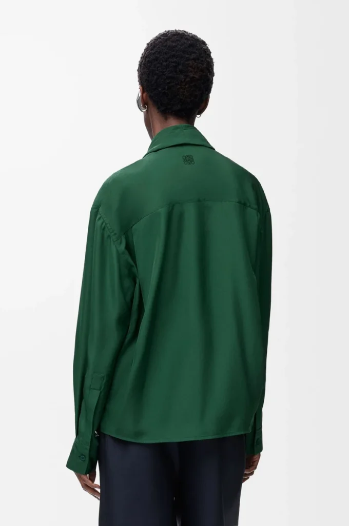 Draped skjorta i mörkgrönt siden Draped skjorta i mörkgrönt siden