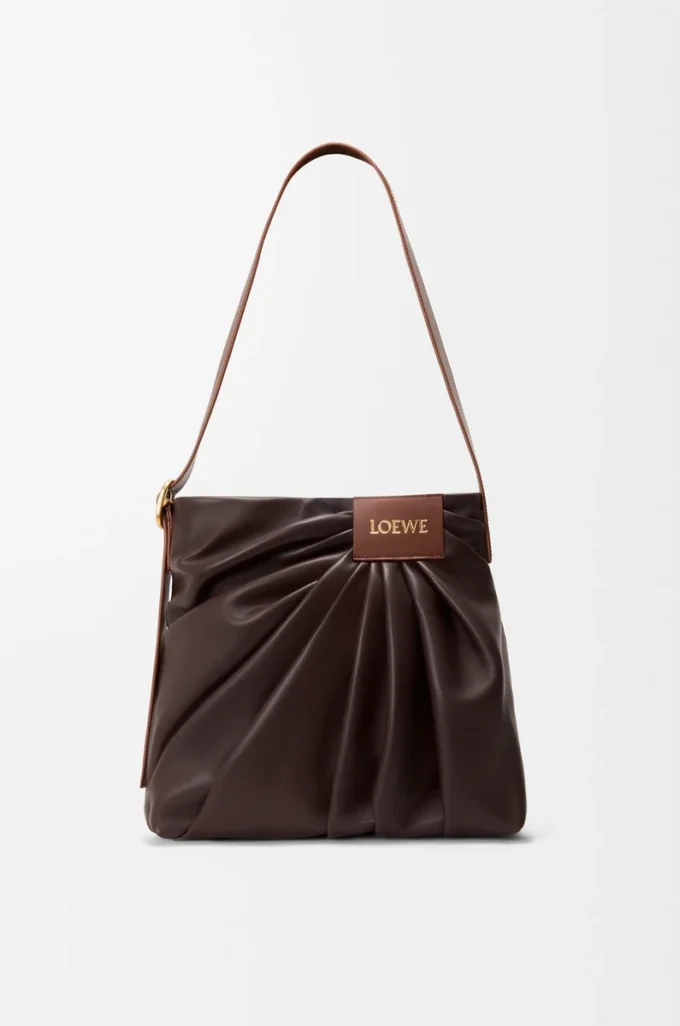 Draped tote i mjukt nappa-lammskinn Mörk kastanj Draped tote i mjukt nappa-lammskinn Mörk kastanj