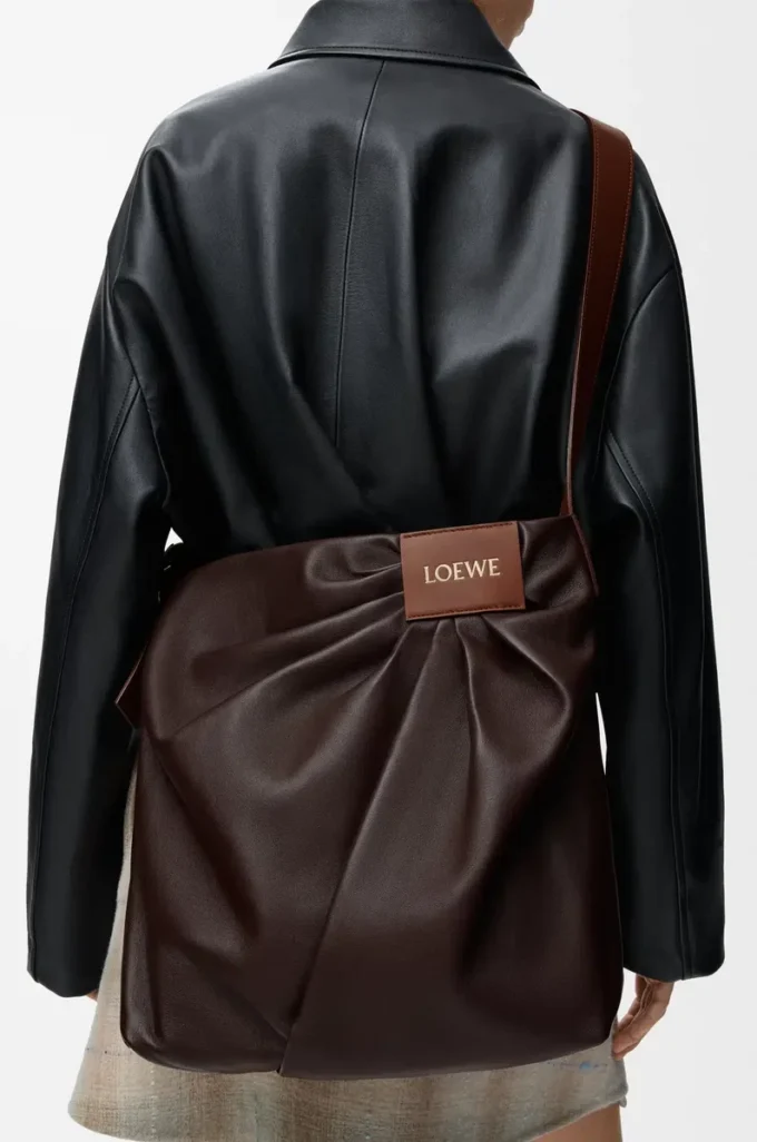 Draped tote i mjukt nappa-lammskinn Mörk kastanj Draped tote i mjukt nappa-lammskinn Mörk kastanj