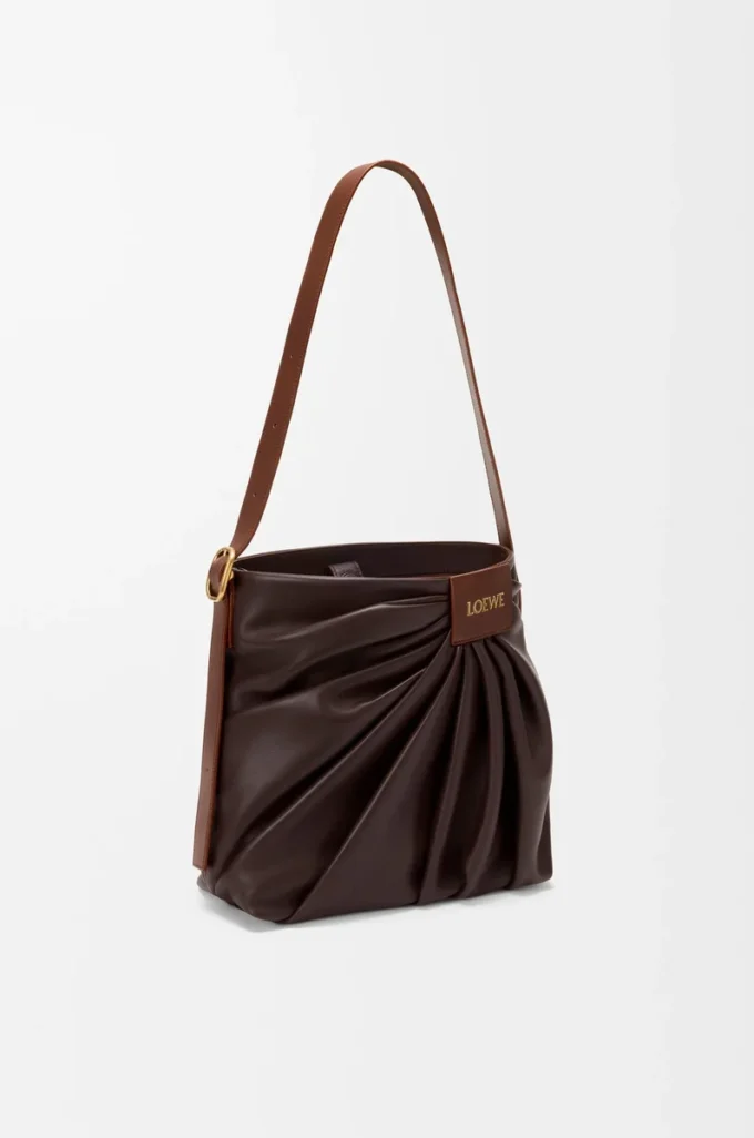 Draped tote i mjukt nappa-lammskinn Mörk kastanj Draped tote i mjukt nappa-lammskinn Mörk kastanj