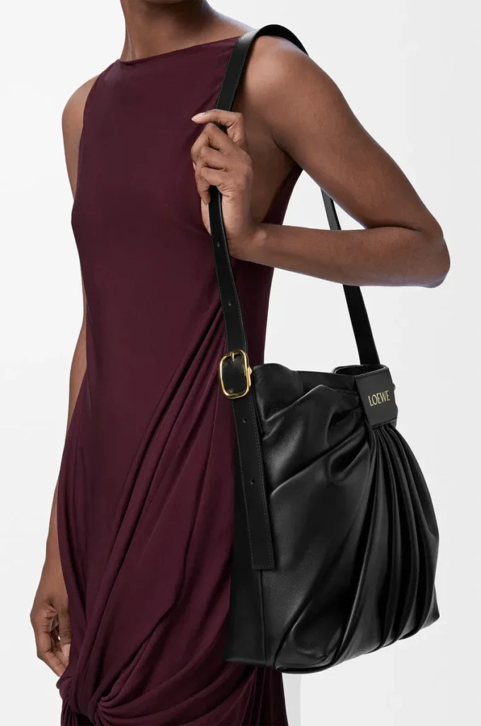 Draped tote i mjukt nappa-lammskinn Svart Draped tote i mjukt nappa-lammskinn Svart