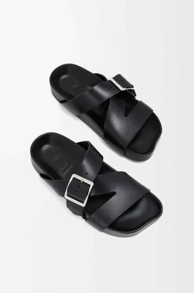 Ease Buckle-sandaler i vegetabiliskt garvat kalvskinn Svart