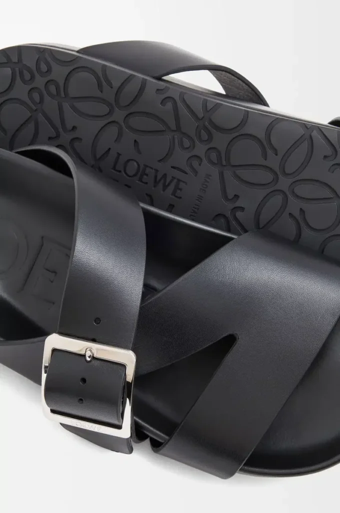Ease Buckle-sandaler i vegetabiliskt garvat kalvskinn Svart