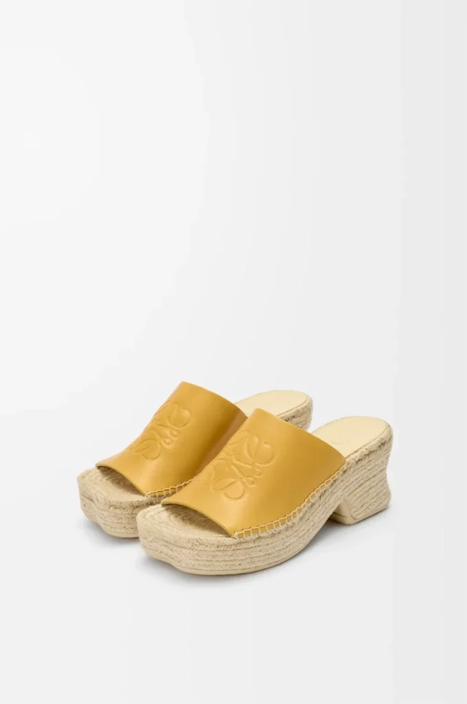 Espadriller med plattform i vegetabiliskt garvat kalvskinn, färg: ockra