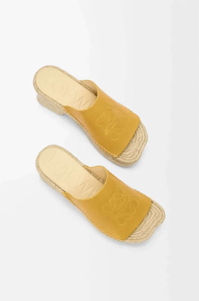 Espadriller med plattform i vegetabiliskt garvat kalvskinn, färg: ockra