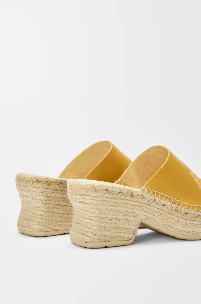 Espadriller med plattform i vegetabiliskt garvat kalvskinn, färg: ockra
