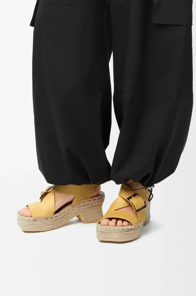 Espadrillesandaler med plattform i vegetabiliskt garvat kalvskinn, ockra