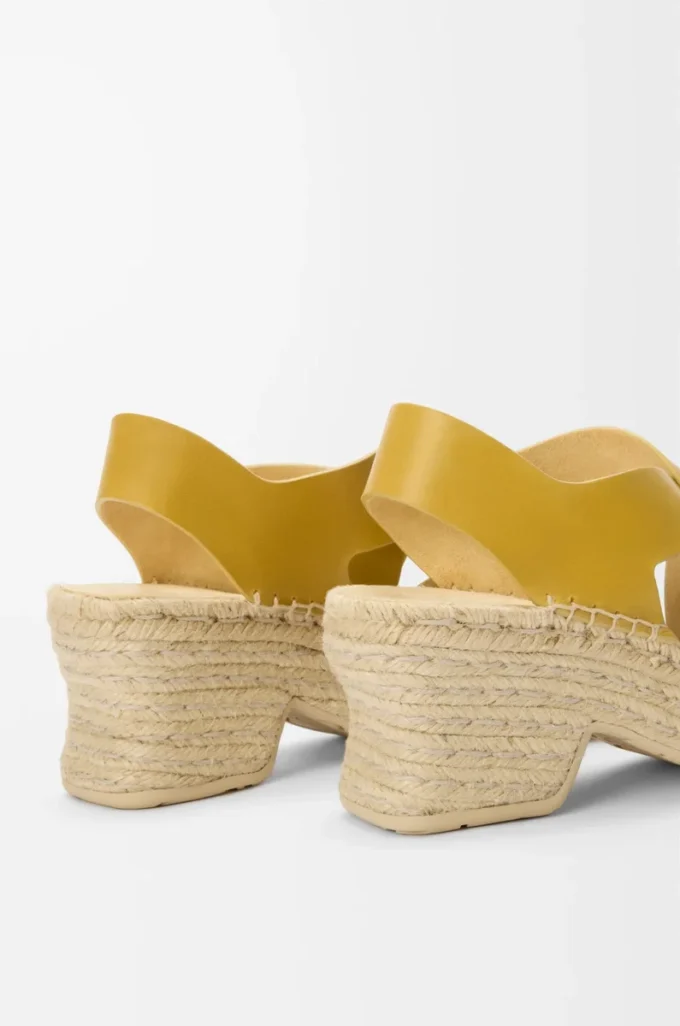 Espadrillesandaler med plattform i vegetabiliskt garvat kalvskinn, ockra