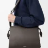 Flamenco satchel i glänsande mjukt kalvskinn Mörkgrå Flamenco satchel i glänsande mjukt kalvskinn Mörkgrå