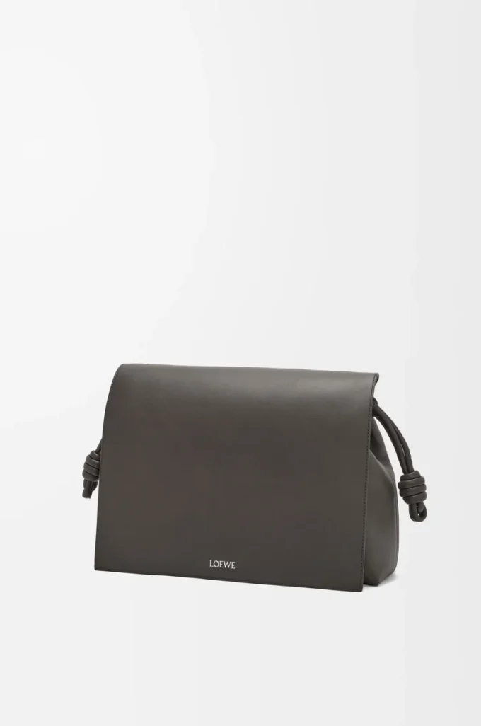 Flamenco satchel i glänsande mjukt kalvskinn Mörkgrå Flamenco satchel i glänsande mjukt kalvskinn Mörkgrå