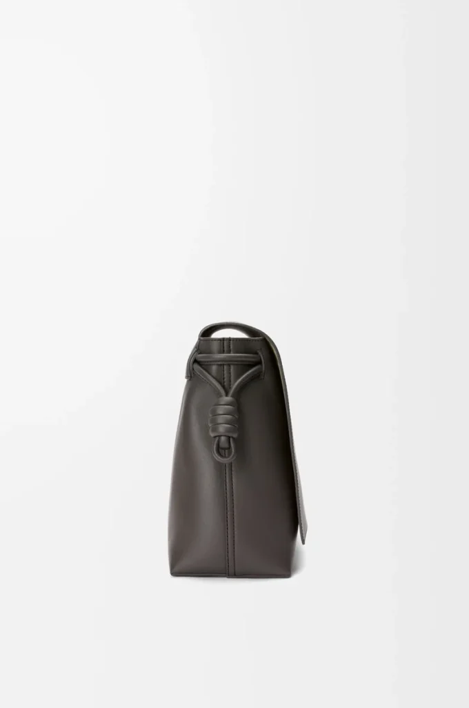 Flamenco satchel i glänsande mjukt kalvskinn Mörkgrå Flamenco satchel i glänsande mjukt kalvskinn Mörkgrå