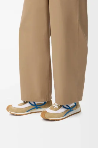 Flow Runner 2.0 i nylon och mocka Sand/Blå/Vit
