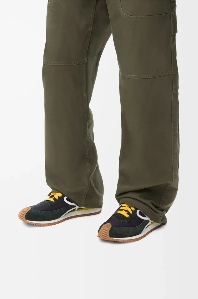 Flow Runner 2.0 i nylon och mocka Svart/Vit/Khakifärgad Flow Runner 2.0 i nylon och mocka Svart/Vit/Khakifärgad