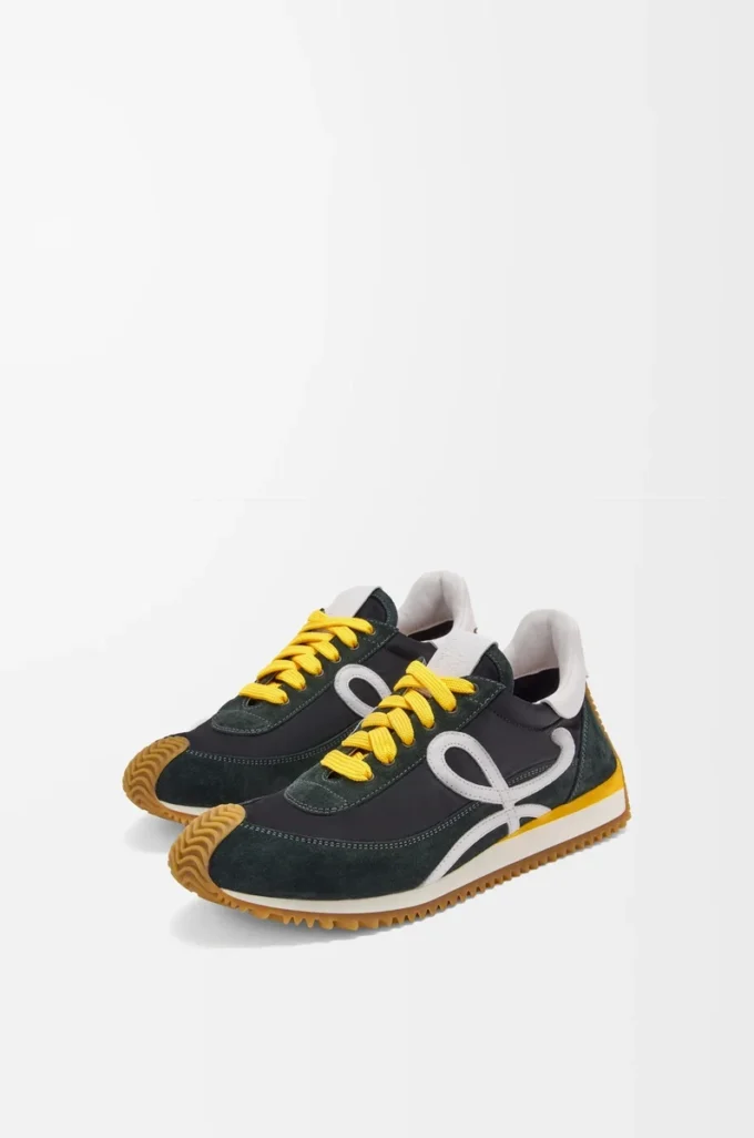 Flow Runner 2.0 i nylon och mocka Svart/Vit/Khakifärgad Flow Runner 2.0 i nylon och mocka Svart/Vit/Khakifärgad