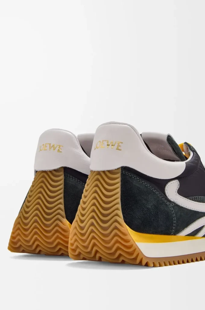 Flow Runner 2.0 i nylon och mocka Svart/Vit/Khakifärgad Flow Runner 2.0 i nylon och mocka Svart/Vit/Khakifärgad