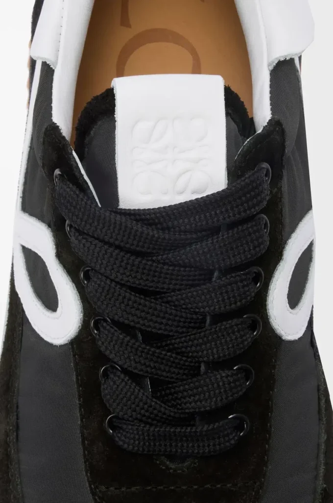 Flow Runner i nylon och mocka Svart/Vit Flow Runner i nylon och mocka Svart/Vit