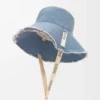 Fransig fiskarhatt i denim och kalvskinn Blå denim
