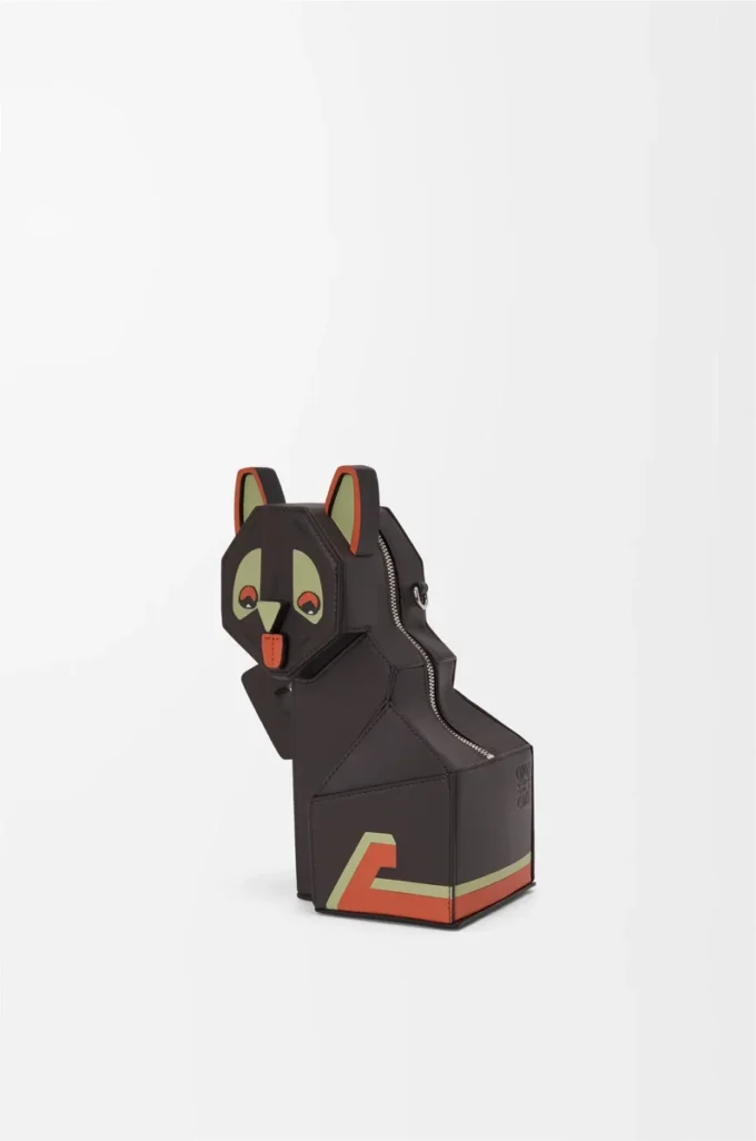 Futurist Cat-clutch i klassiskt kalvskinn, mörk taupe Futurist Cat-clutch i klassiskt kalvskinn, mörk taupe