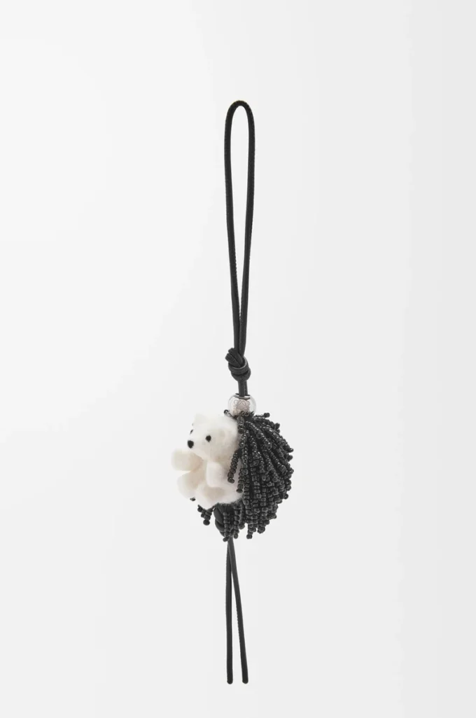 Hedgehog-berlock i filt, pärlor och kalvskinn Svart/mjukvit Hedgehog-berlock i filt, pärlor och kalvskinn Svart/mjukvit