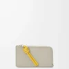 Knot myntkortshållare i glänsande nappa kalvskinn Shell Grey/Dandelion