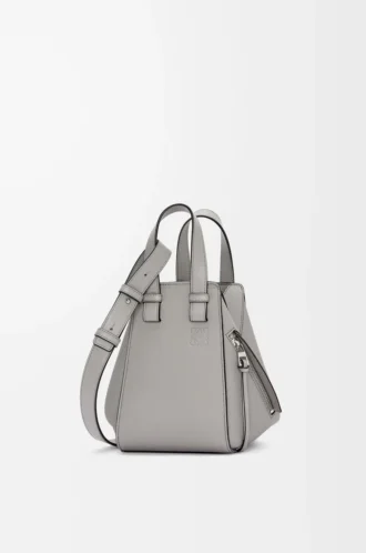 Kompakt Hammock-väska i mjukt kornat kalvskinn, Pearl Grey