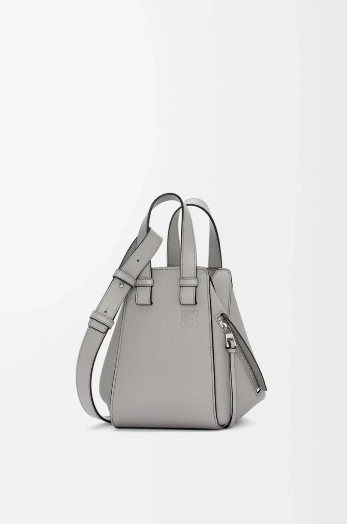 Kompakt Hammock-väska i mjukt kornat kalvskinn, Pearl Grey Kompakt Hammock-väska i mjukt kornat kalvskinn, Pearl Grey