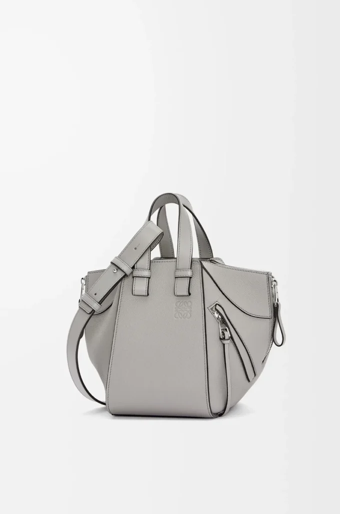 Kompakt Hammock-väska i mjukt kornat kalvskinn, Pearl Grey Kompakt Hammock-väska i mjukt kornat kalvskinn, Pearl Grey