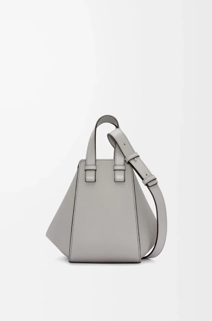 Kompakt Hammock-väska i mjukt kornat kalvskinn, Pearl Grey Kompakt Hammock-väska i mjukt kornat kalvskinn, Pearl Grey