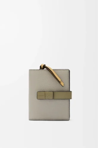 Kompakt plånbok med dragkedja i mjukt kornat kalvskinn Shell Grey/Eucalyptus