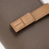 Kompakt plånbok med dragkedja i mjukt kornat kalvskinn Taupe/Gold Kompakt plånbok med dragkedja i mjukt kornat kalvskinn Taupe/Gold