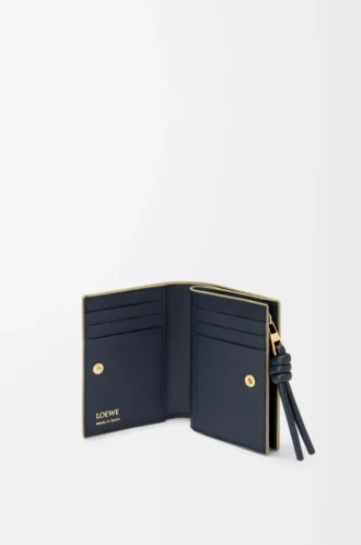 Kompakt plånbok med knut i glänsande nappa kalvskinn Eucalyptus/Deep Navy