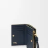 Kompakt plånbok med knut i glänsande nappa kalvskinn Eucalyptus/Deep Navy Kompakt plånbok med knut i glänsande nappa kalvskinn Eucalyptus/Deep Navy