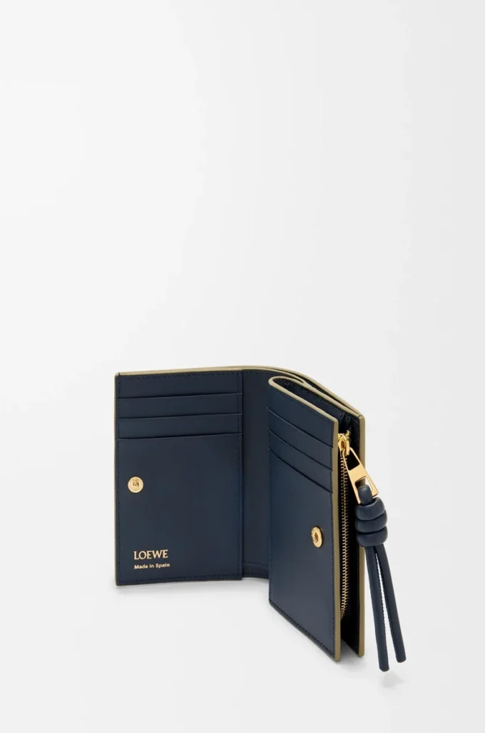 Kompakt plånbok med knut i glänsande nappa kalvskinn Eucalyptus/Deep Navy Kompakt plånbok med knut i glänsande nappa kalvskinn Eucalyptus/Deep Navy
