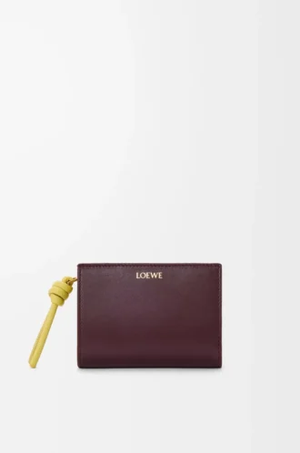 Kompakt plånbok med knut i glänsande nappa kalvskinn Mörk burgundy/Ljus citrin