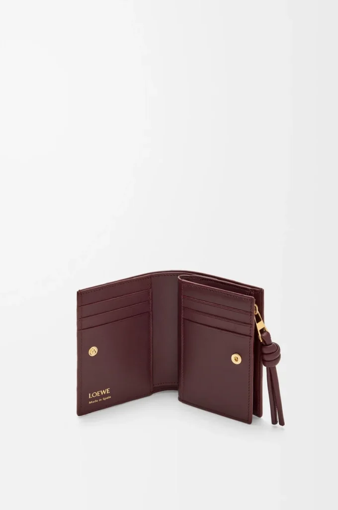 Kompakt plånbok med knut i ål Dark Burgundy Kompakt plånbok med knut i ål Dark Burgundy