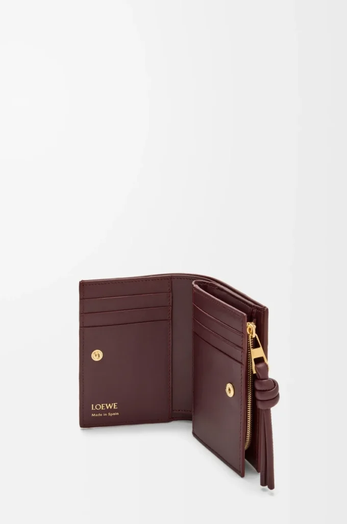 Kompakt plånbok med knut i ål Dark Burgundy Kompakt plånbok med knut i ål Dark Burgundy