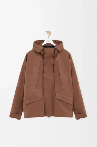 Kort parkas i teknisk bomull Toffee