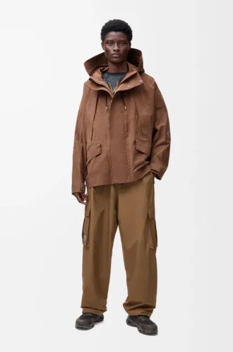 Kort parkas i teknisk bomull Toffee