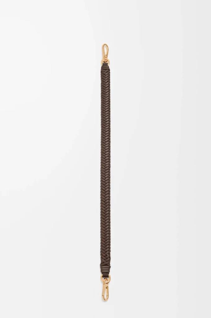 Kort rem med pil i klassiskt kalvskinn Chocolate Kort rem med pil i klassiskt kalvskinn Chocolate
