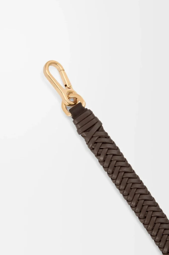 Kort rem med pil i klassiskt kalvskinn Chocolate Kort rem med pil i klassiskt kalvskinn Chocolate