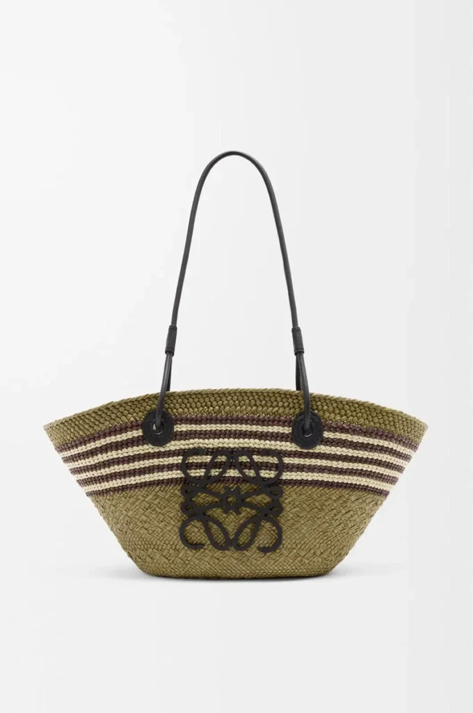 Liten Anagram Basket i iracapalm och kalvskinn Mörk khaki/svart Liten Anagram Basket i iracapalm och kalvskinn Mörk khaki/svart
