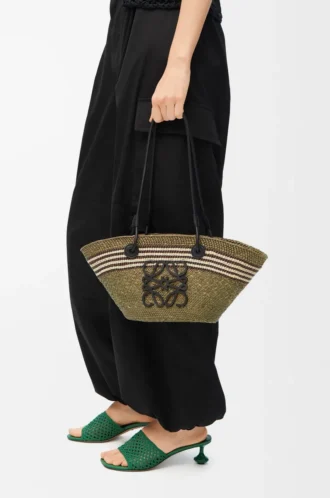 Liten Anagram Basket i iracapalm och kalvskinn Mörk khaki/svart