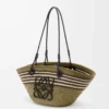 Liten Anagram Basket i iracapalm och kalvskinn Mörk khaki/svart Liten Anagram Basket i iracapalm och kalvskinn Mörk khaki/svart