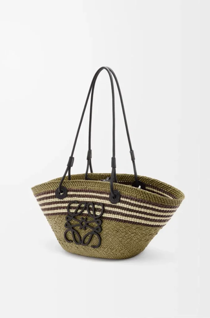 Liten Anagram Basket i iracapalm och kalvskinn Mörk khaki/svart Liten Anagram Basket i iracapalm och kalvskinn Mörk khaki/svart