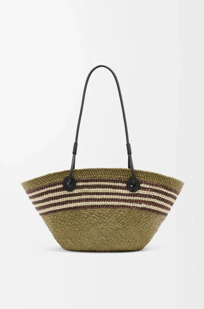 Liten Anagram Basket i iracapalm och kalvskinn Mörk khaki/svart Liten Anagram Basket i iracapalm och kalvskinn Mörk khaki/svart