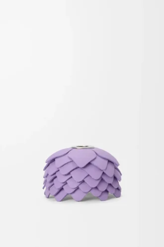 Liten blommig charm i kalvskinn Mauve