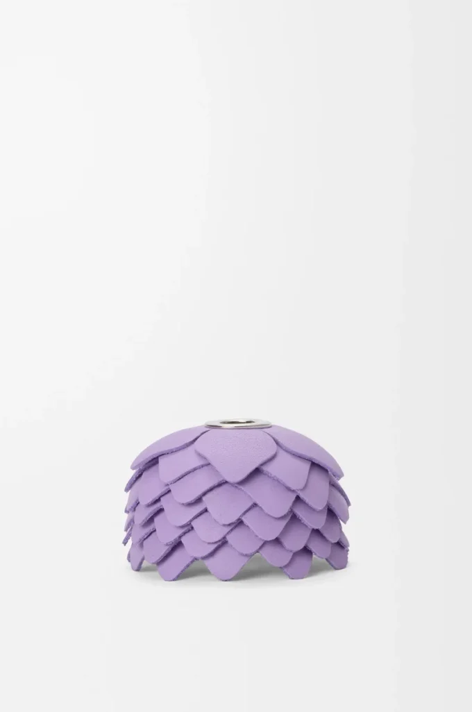 Liten blommig charm i kalvskinn Mauve Liten blommig charm i kalvskinn Mauve