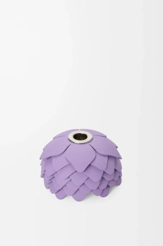 Liten blommig charm i kalvskinn Mauve Liten blommig charm i kalvskinn Mauve