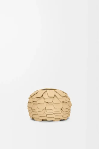 Liten blommig charm i kalvskinn och mässing Ljusgul