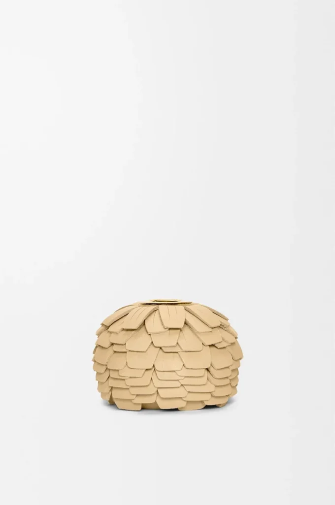 Liten blommig charm i kalvskinn och mässing Ljusgul Liten blommig charm i kalvskinn och mässing Ljusgul